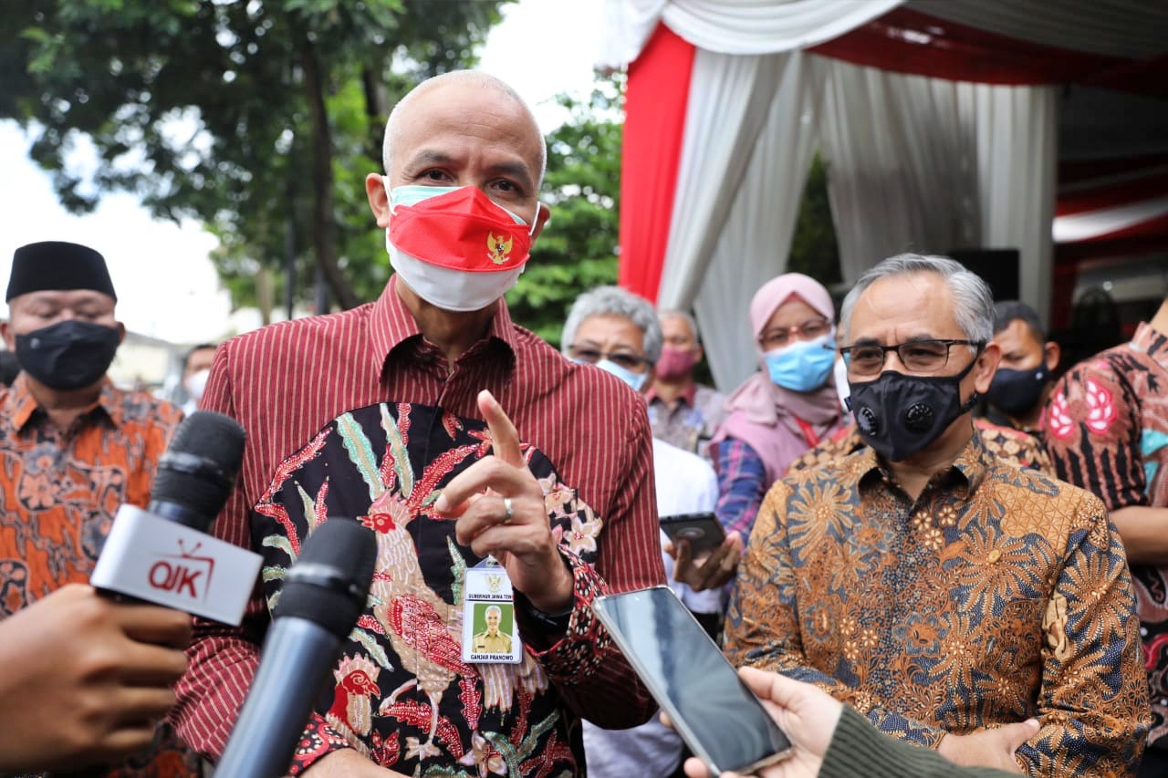 Ganjar Pranowo saat diwawancarai awak media
