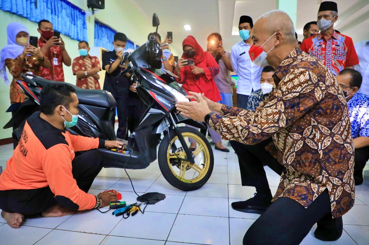 Ganjar Pranowo saat meninjau pelatihan disabilitas yang digelar Baznas Jateng dan SMK N Jateng