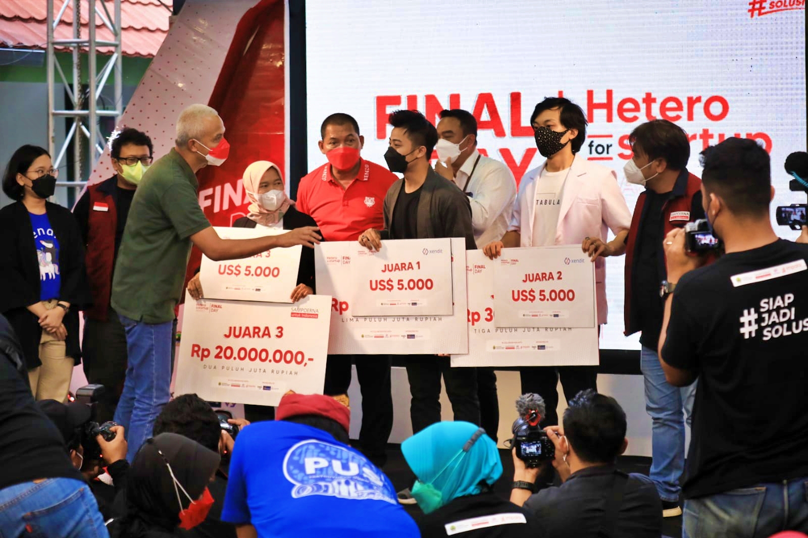 Ganjar saat memberikan hadian kepada pemenang pengusaha yang memenangi kompetisi usahawan rintisan