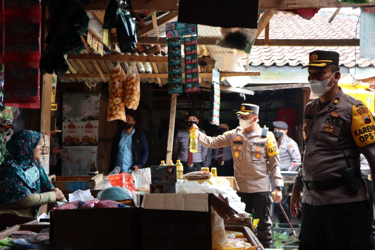Jelang Ramadan, Kapolres Magelang Pantau Distribusi Minyak Goreng dan Sembako di Pasar Borobudur