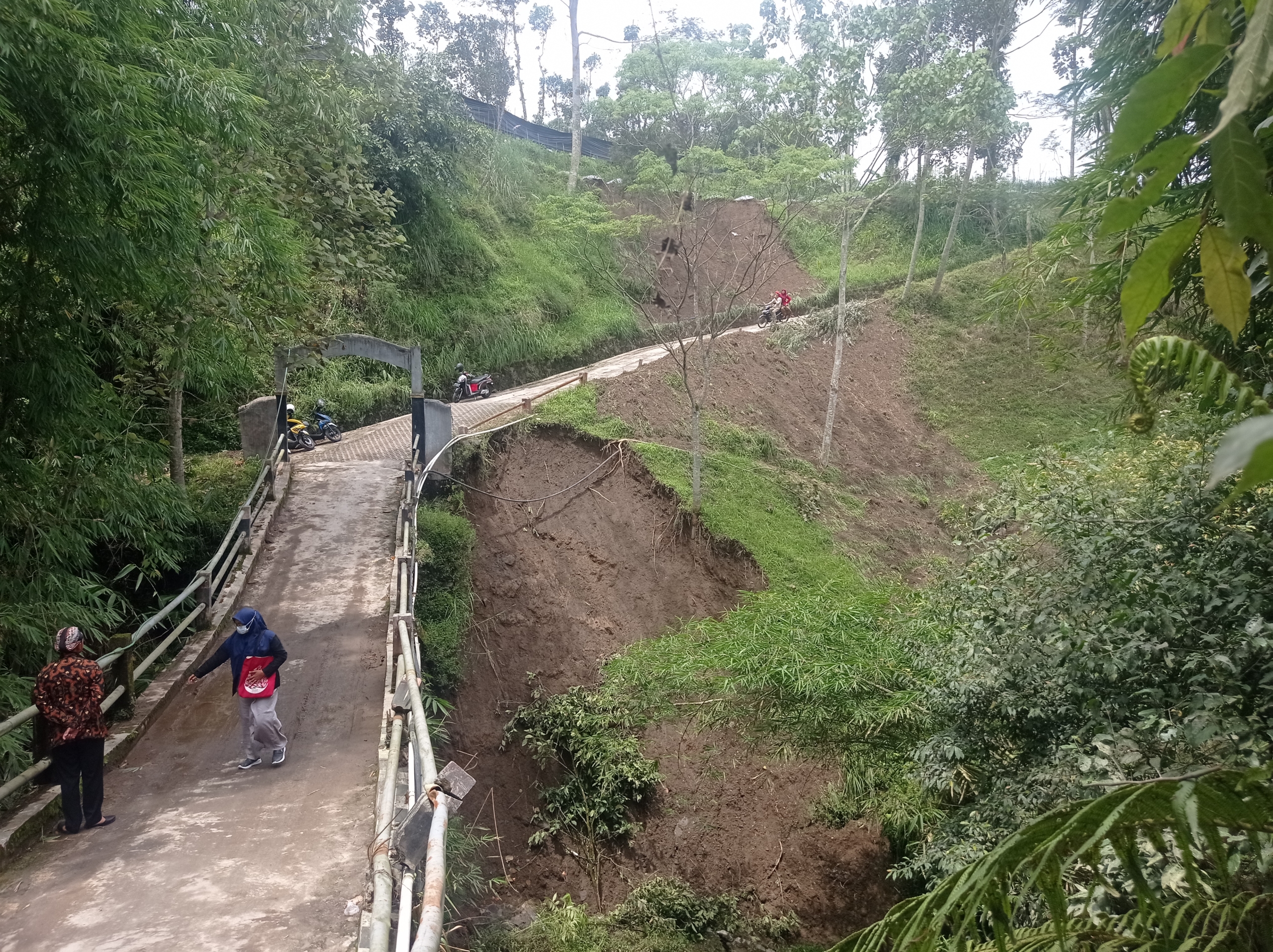Longsor, Jembatan di Kampung Teratas Merapi Magelang Teracam Ambrol