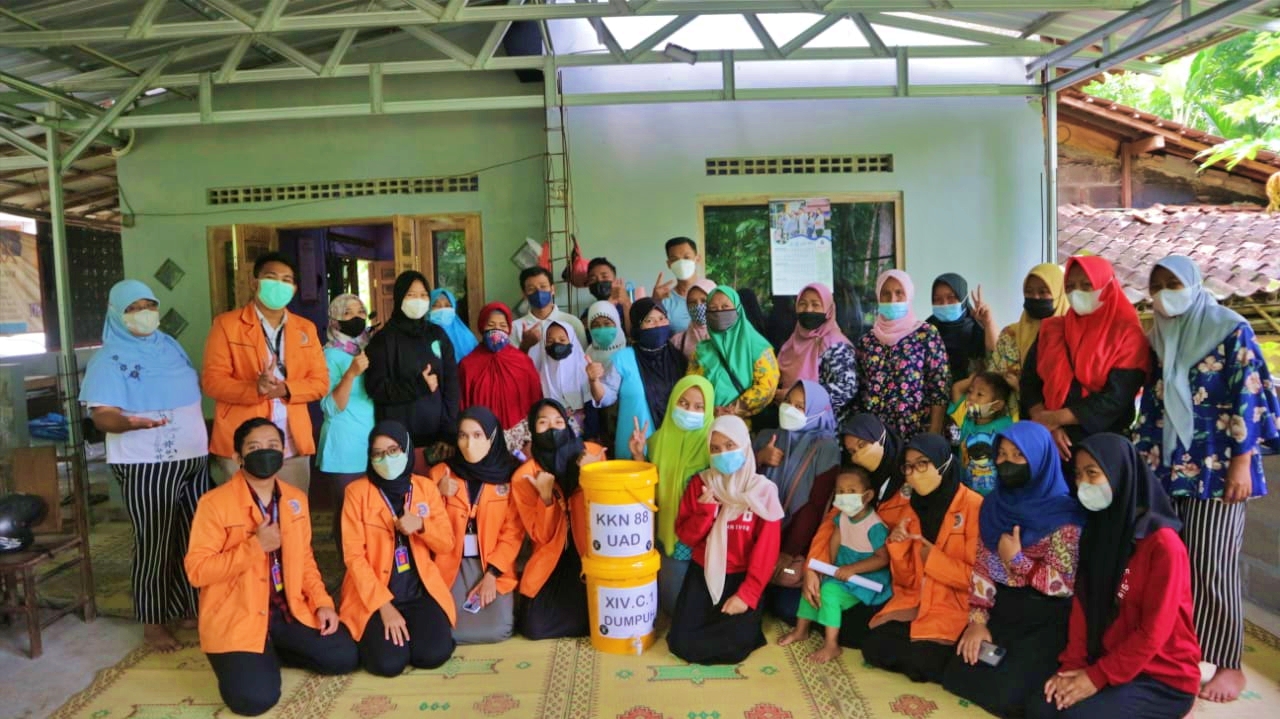 KKN UAD Beri pelatihan ember tumpuk di Bantul