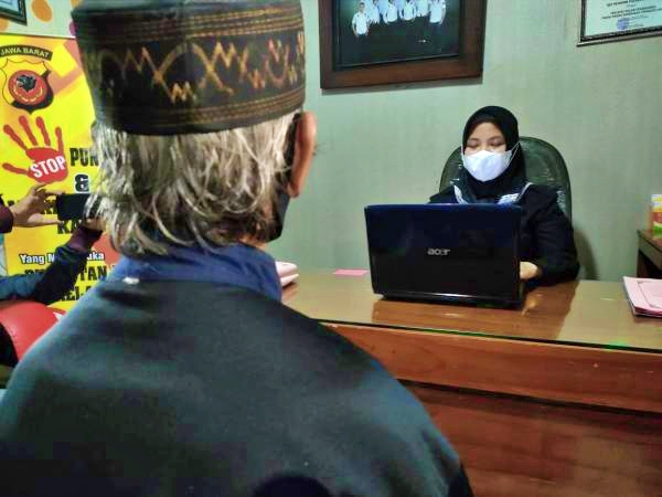 Kakek pelaku pemerkosaan anak gadis yatim disabilitas saat dimintai keterangan polisi_Foto ist