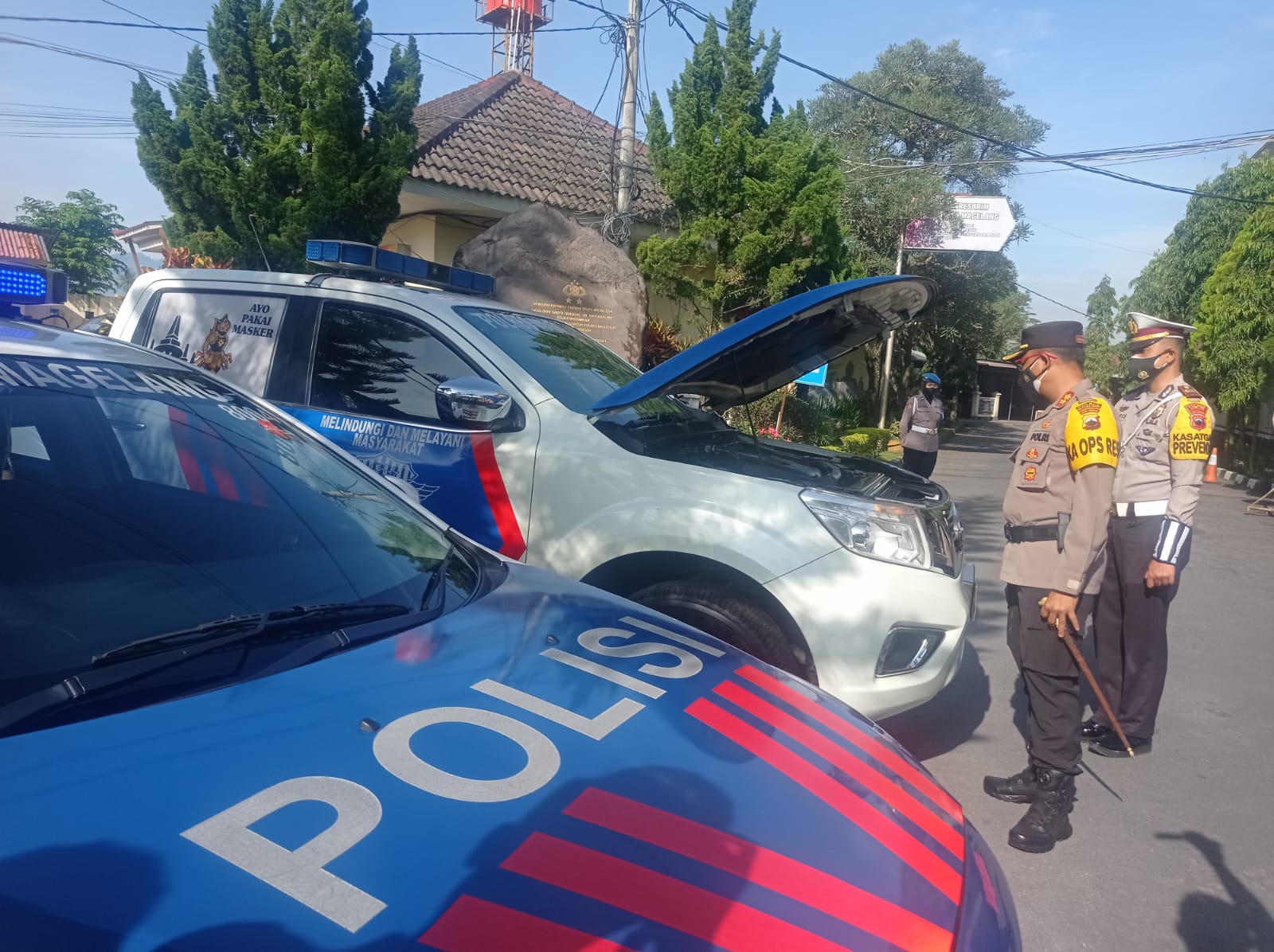 Kapolres Magelang didampingi Kasat Lantas saat memeriksan kesiapan kendaraan untuk Operasi Keselamatan Candi 2022