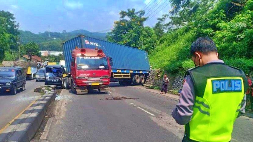 Kecelakaan truk kontainer dan dua kendaraan lain di Tuntang Semarang