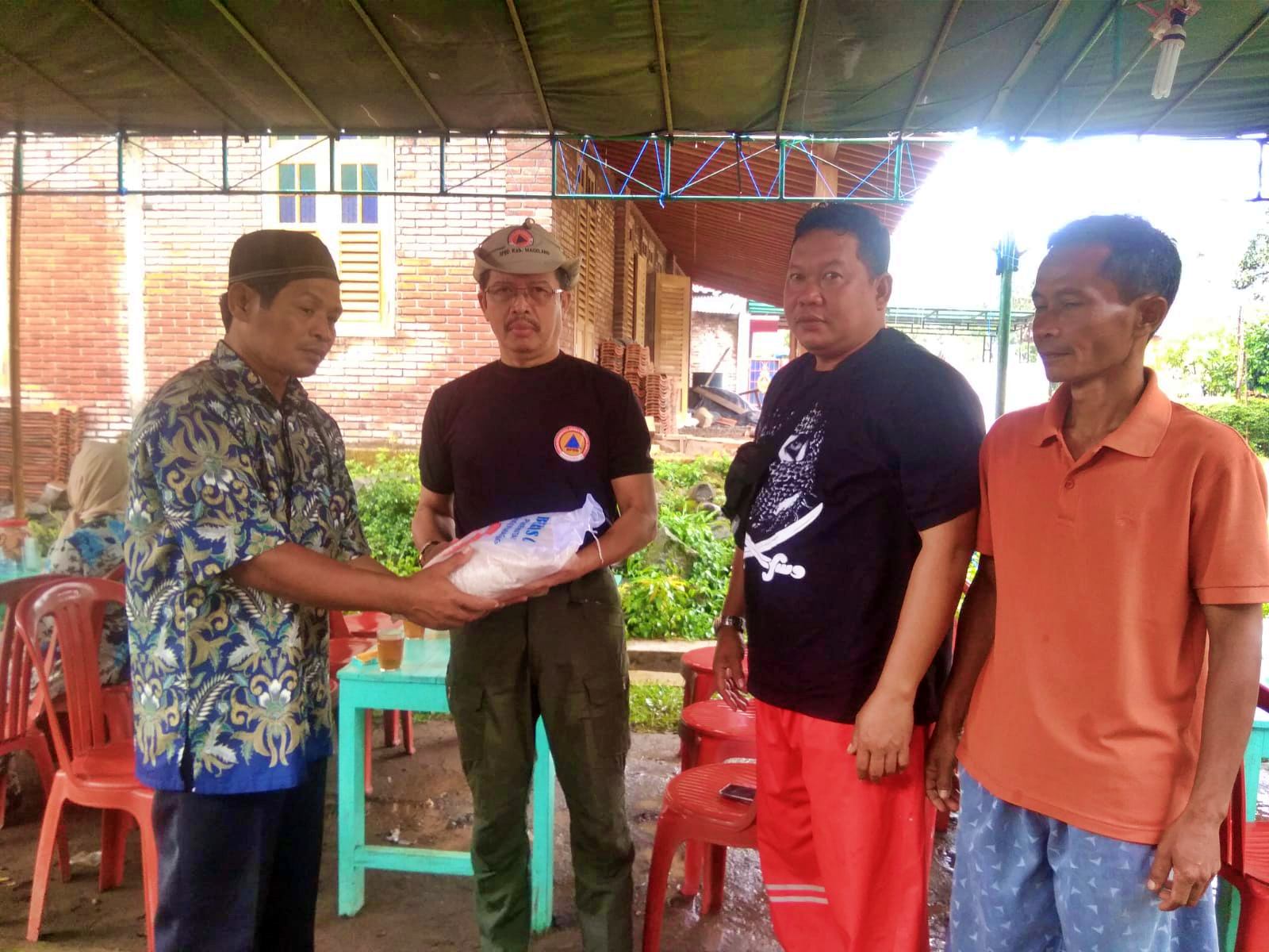 Kepala Pelaksana BPBD Kabupaten Magelang berikan bantuan kepada keluarga korban terambar petir di Salaman