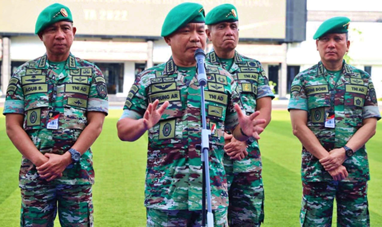 Kepala Staf Angkatan Darat (KSAD) Jenderal Dudung Abdurachman saat mengenalkan seragam baru TNI AD