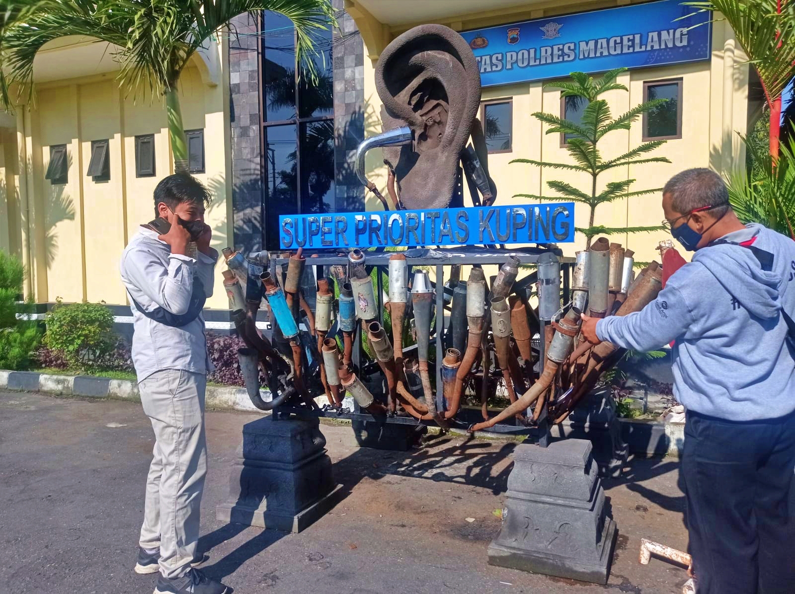 Monumen Super Prioritas Kuping pengingat knalpot brong oleh Polres Magelang