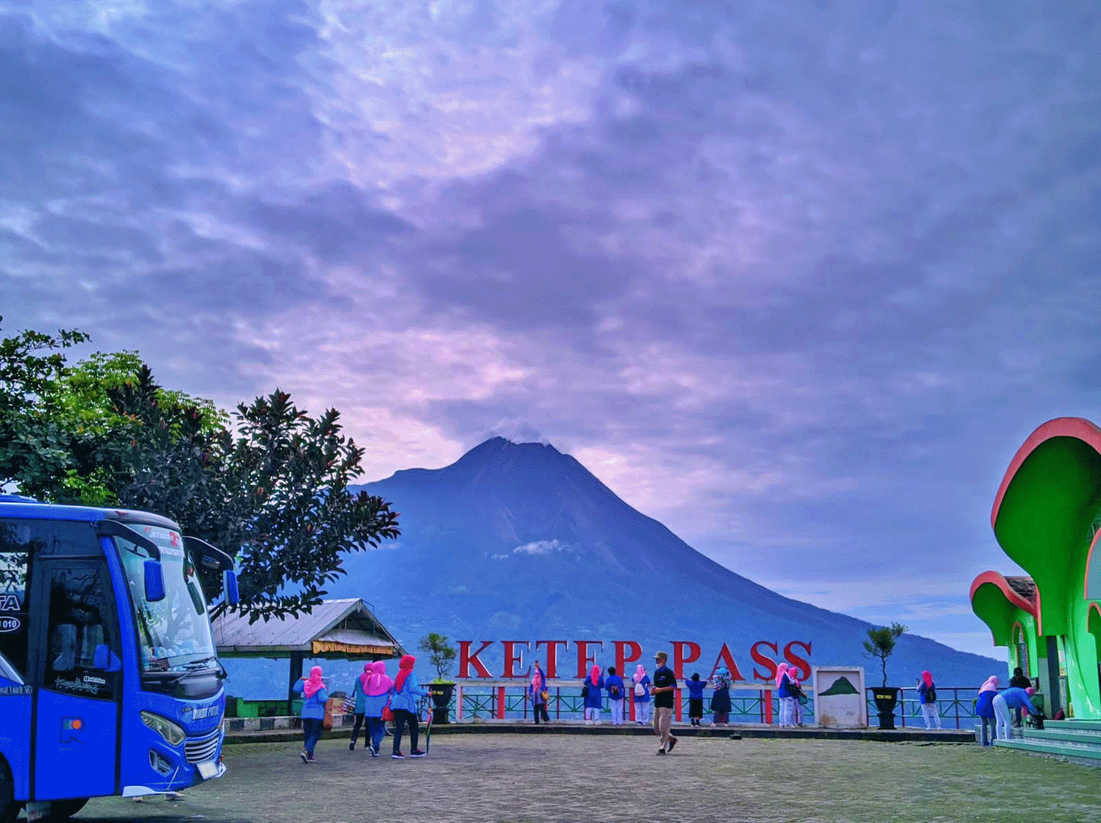 Obyek Wisata Ketep Pass Magelang tetap ramai dikunjungi wisatawan meski sempat diguyur hujan abu