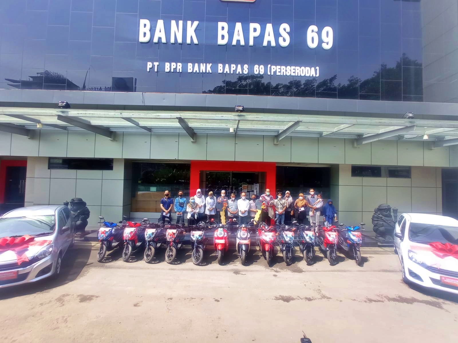 Para nasabah bersama Direktur Bank Bapas 69 Magelang saat foto bersama setelah menerima hadiah undian