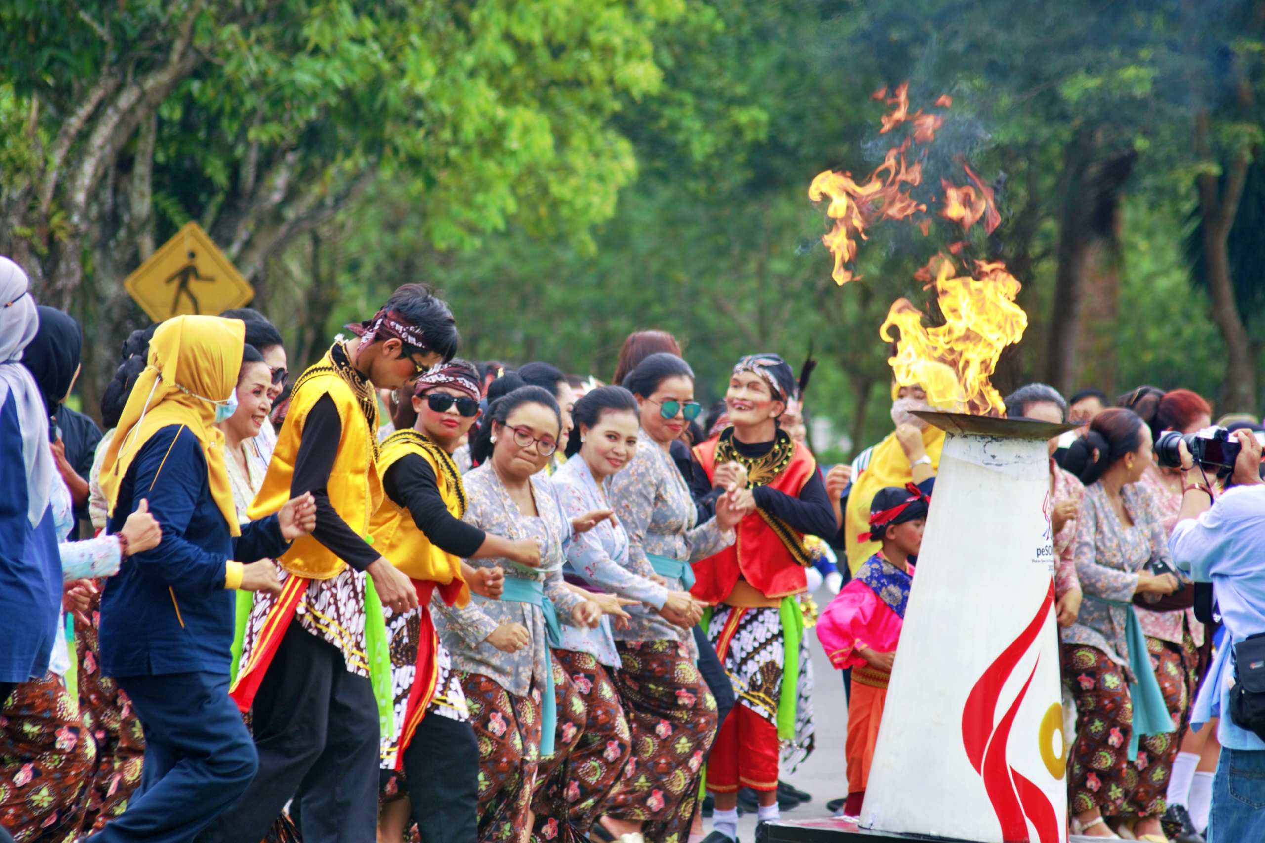 Penyalaan api Pesonas 2022 dari obor di area Taman Lumbini Komplek Candi Borobudur Kabupaten Magelang