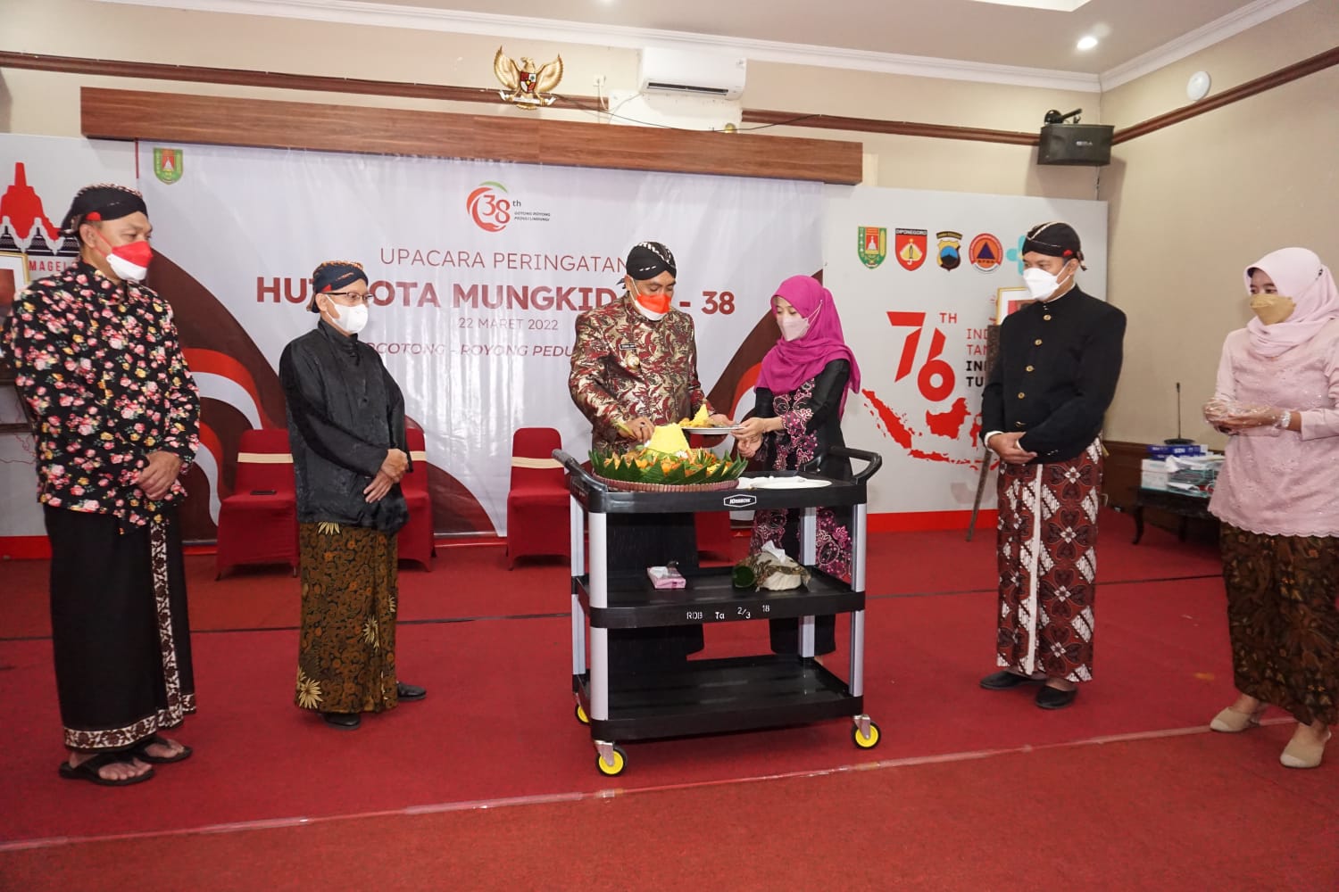 Peringati HUT Kota Mungkid Ke-38, Bupati Magelang potong tumpeng