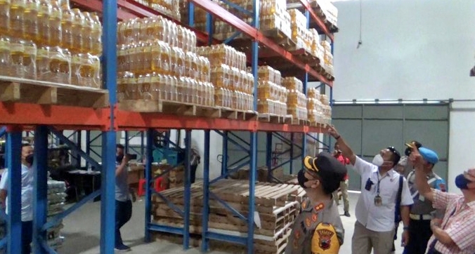 Petugas gabungan saat sidang di sebuah gudang di Kendal temukan tumpukan minyak goreng