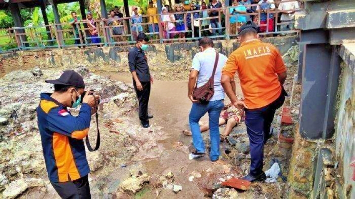 Petugas polisi lakukan olah TKP tempat kejadian ritual tolak hujan yang tewaskan ibu dan anak