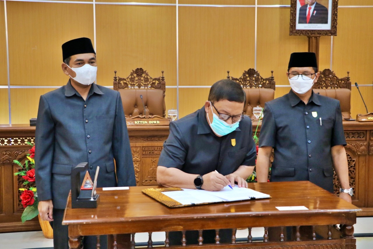 Pimpinan DPRD Kabupaten Magelang menandatangani persetujuan Pokok-Pokok Pikiran DPRD Kabupaten Magelang terhadap Rencana Kerja Pemerintah Daerah Kabupaten Magelang Tahun 2023 (4/3/2022)