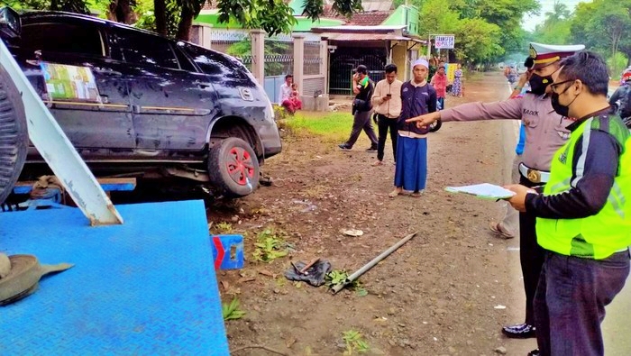 Polisi sedang melakukan olah TKP Kecelakaan mobil berisikan rombongan grup band D'Masiv