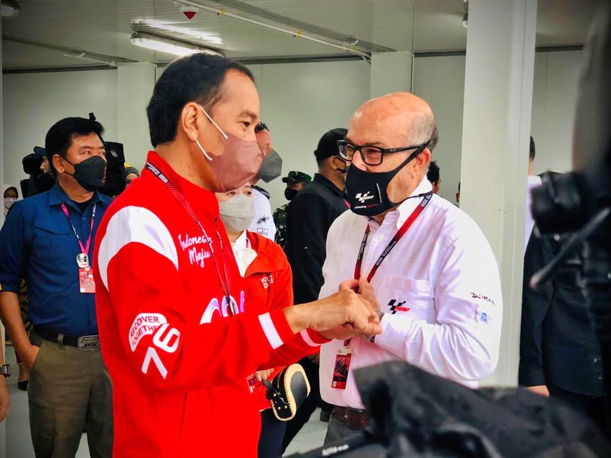 Presiden Jokowi kunjungi paddock Sirkuit Mandalika saat hujan sebelum MotoGP berlangsung