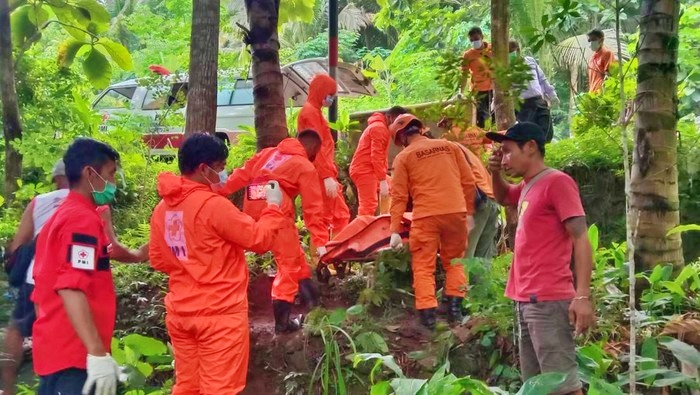 Proses evakuasi mayat wanita dari dalam sumur