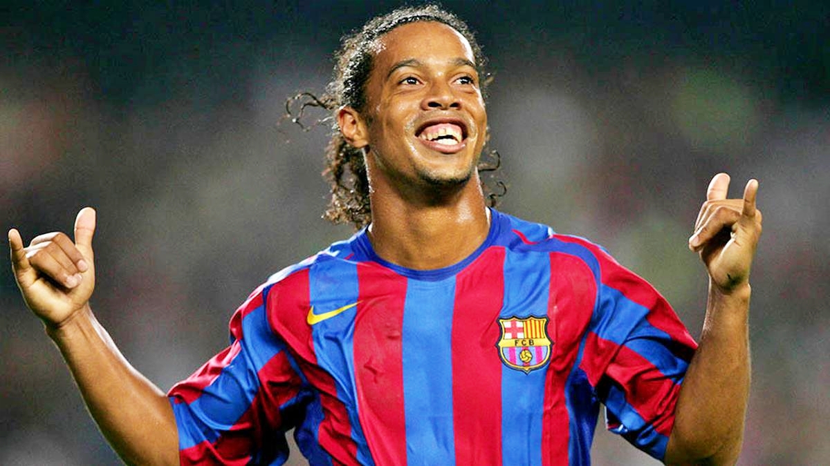 Ronaldinho saat bermain di Barcelona dan kini akan pindah di Rans Cilegon FC