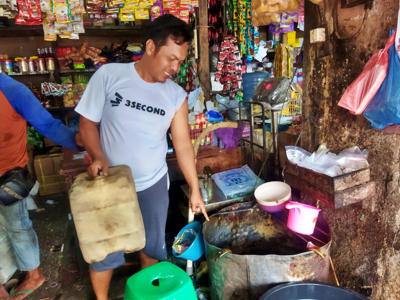 Salah satu pedagang Minyak Curah di Pasar Borobudur Magelang