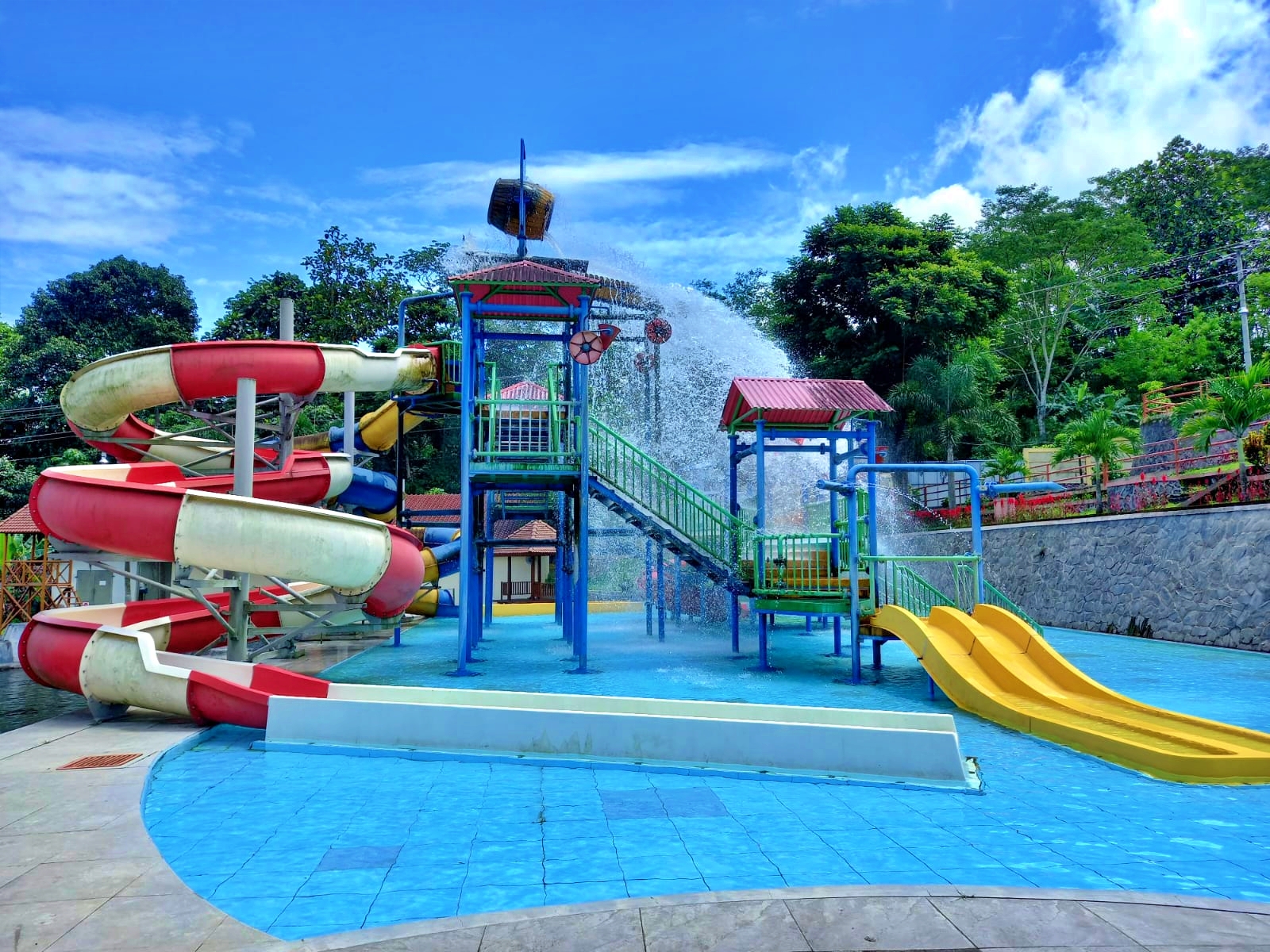 Salah-satu-wahana-air-di-Taman-Wisata-Air-Kalibening-Magelang