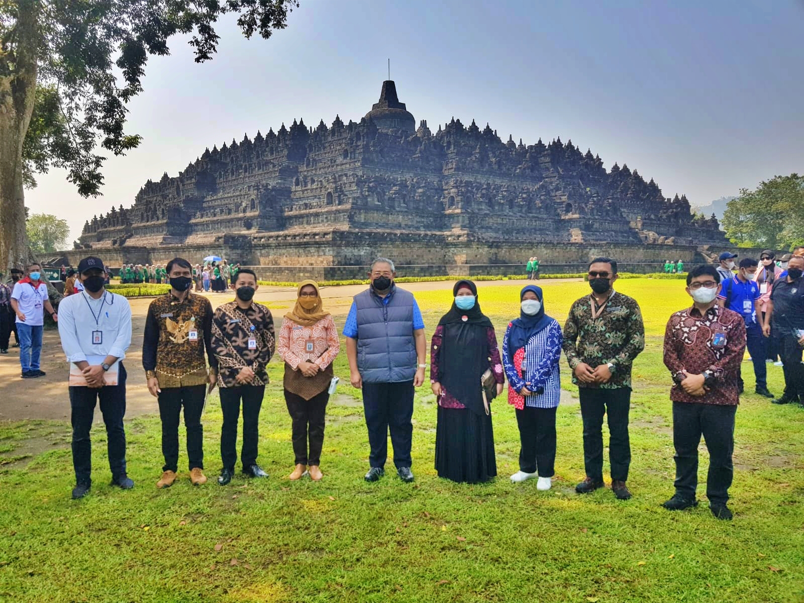 Susilo Bambang Yudhoyono atu SBY saat berfoto dengan Kepala dan petugas BKB di Candi Borobudur