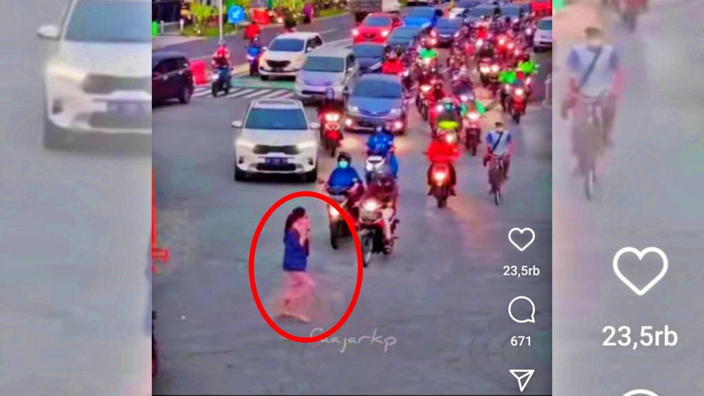 Tangkapan layar video viral wisatawan hampir tertarbak kendaraan di tugu jogja