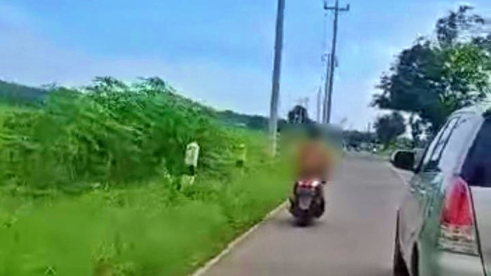Tangkapan layar video wanita naik sepeda motor hanya mengenakan BH