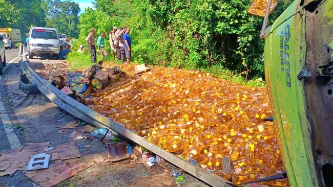 Truk bermuatan 8 ton minyak goreng kecelakaan