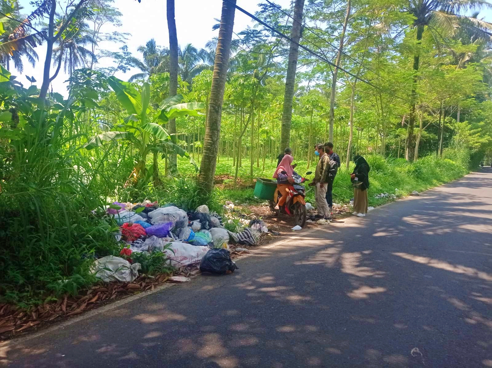 Tumpukan sampah di pinggir jalan raya Pasuruhan Mertoyudan