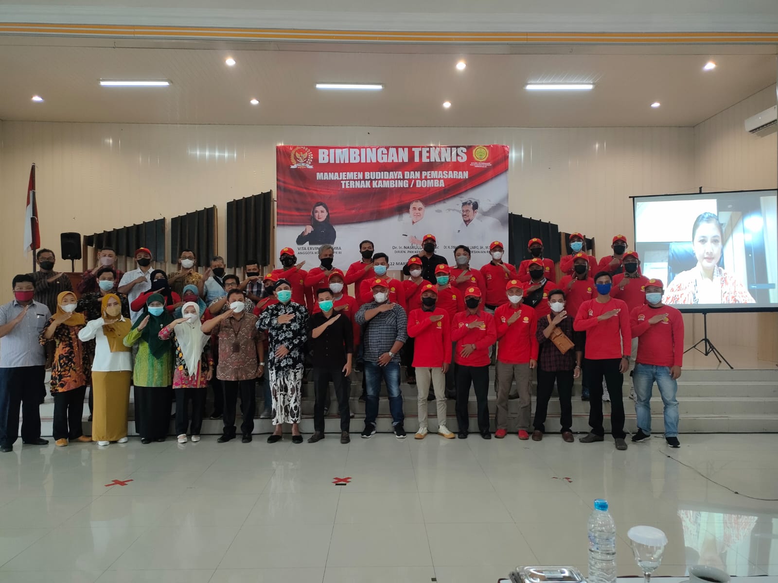MILENIAL: Kelompok peternak di Magelang mengikuti bimbingan teknis yang digelar anggota DPR RI Vita Ervina dan Kementerian Pertanian di Wisma Sejahtera Hotel Magelang, Selasa (22/3). (foto: hil)