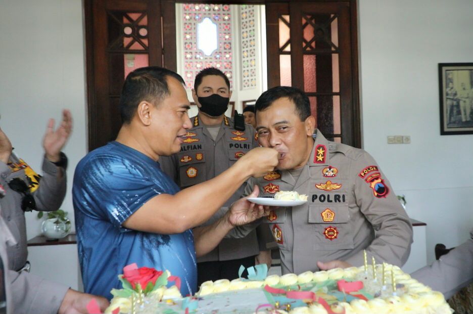 Ultah ke-55, Pangdam IV/Diponegoro Terima Suprise Tumpeng Dari Kapolda Jateng