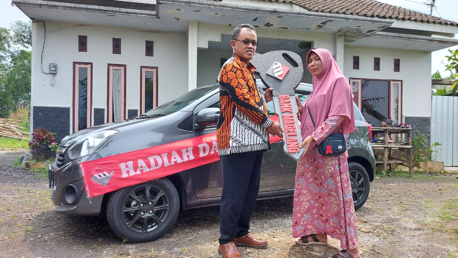Dapat Mobil dari Bank Magelang, Suprapti Tak Kuasa Menahan Haru