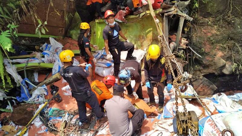 kecelakaan Truk Tronton terjung ke jurang Wonosobo