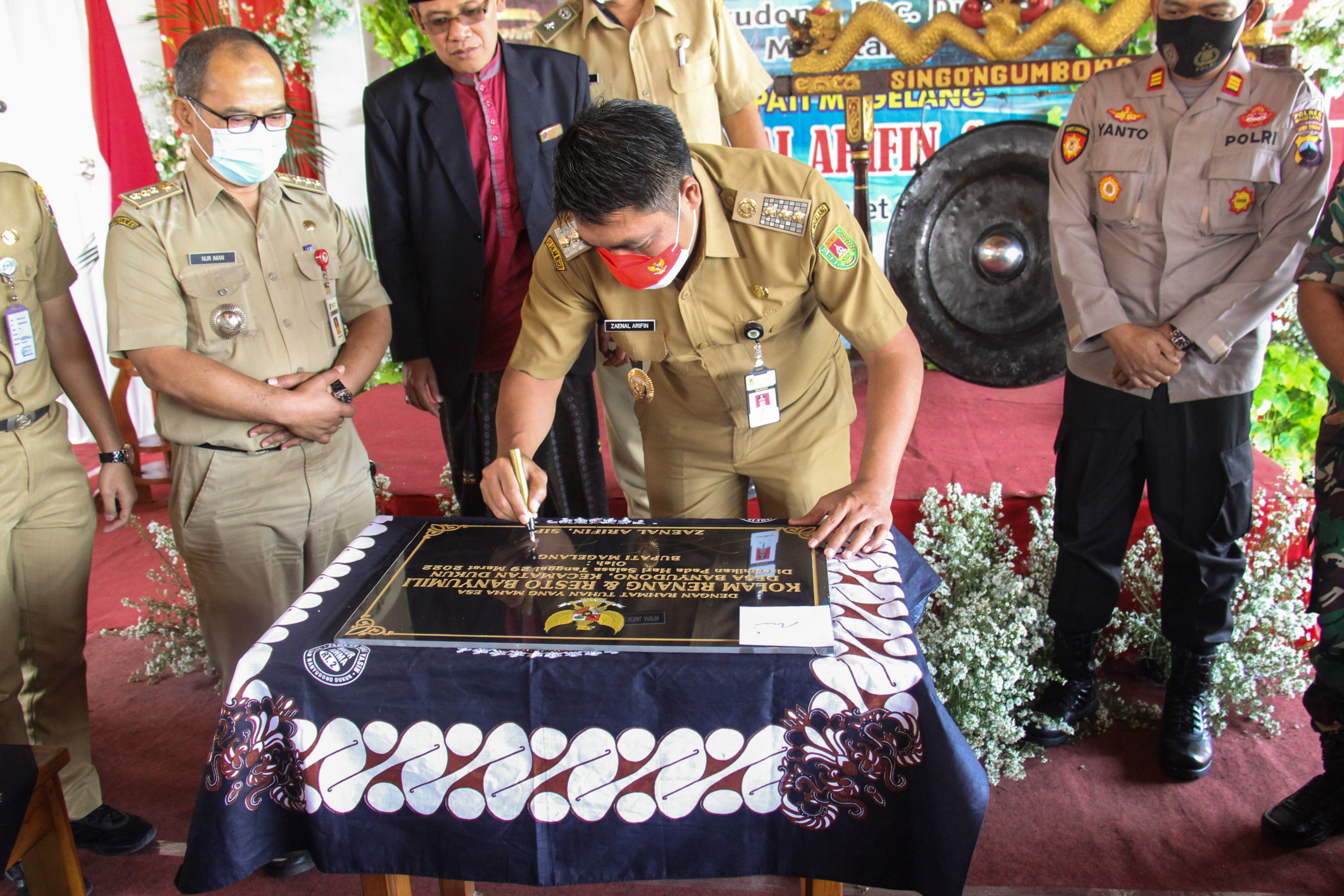Bupati saat meresmikan kolam renang resto bayumili