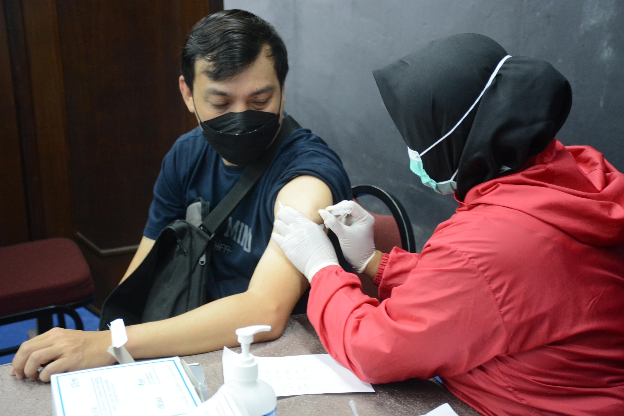 Petugas Menyuktikkan Vaksin Booster Kepada Peserta