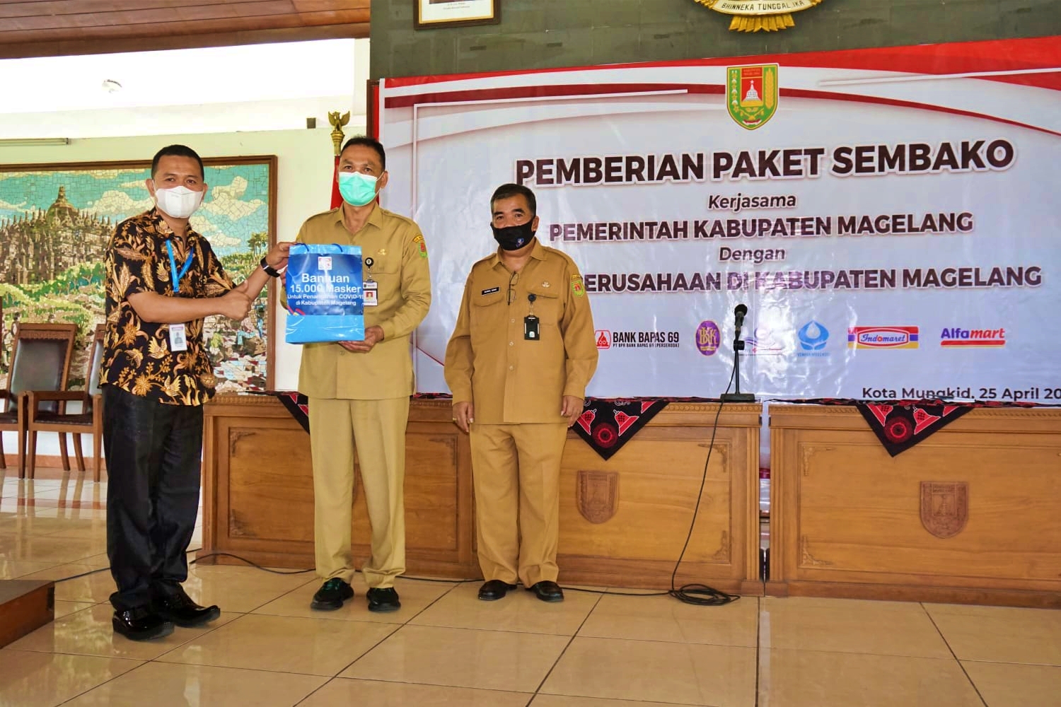 Asisten Perekonomian dan Pembangunan Sekretariat Daerah Kabupaten Magelang, Iwan Sutiarso dan Kepala Disdagkop UKM Kabupaten Magelang, Basirul Hakim saat menyerahkan paket sembako.