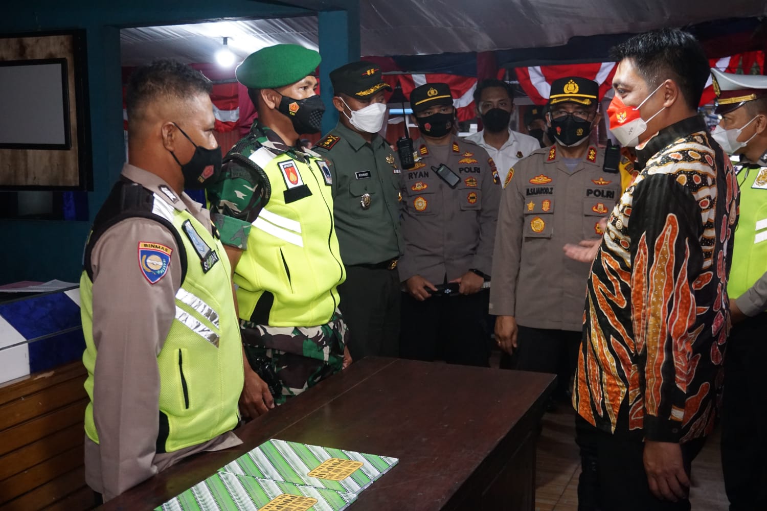 Bupati Magelang Zaenal Arifin didampingi Jajaran Forkompimda saat meninjau Posko Terpadu.