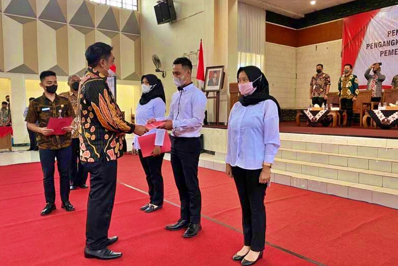 Bupati Magelang saat menyerahkan SK CPNS 2021 secara simbolis perwakilan