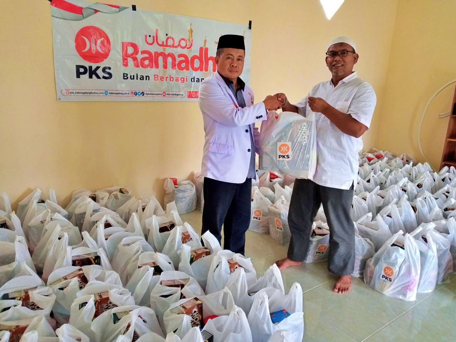 DPD PKS Kabupaten Magelang bagikan 1000 paket lebaran
