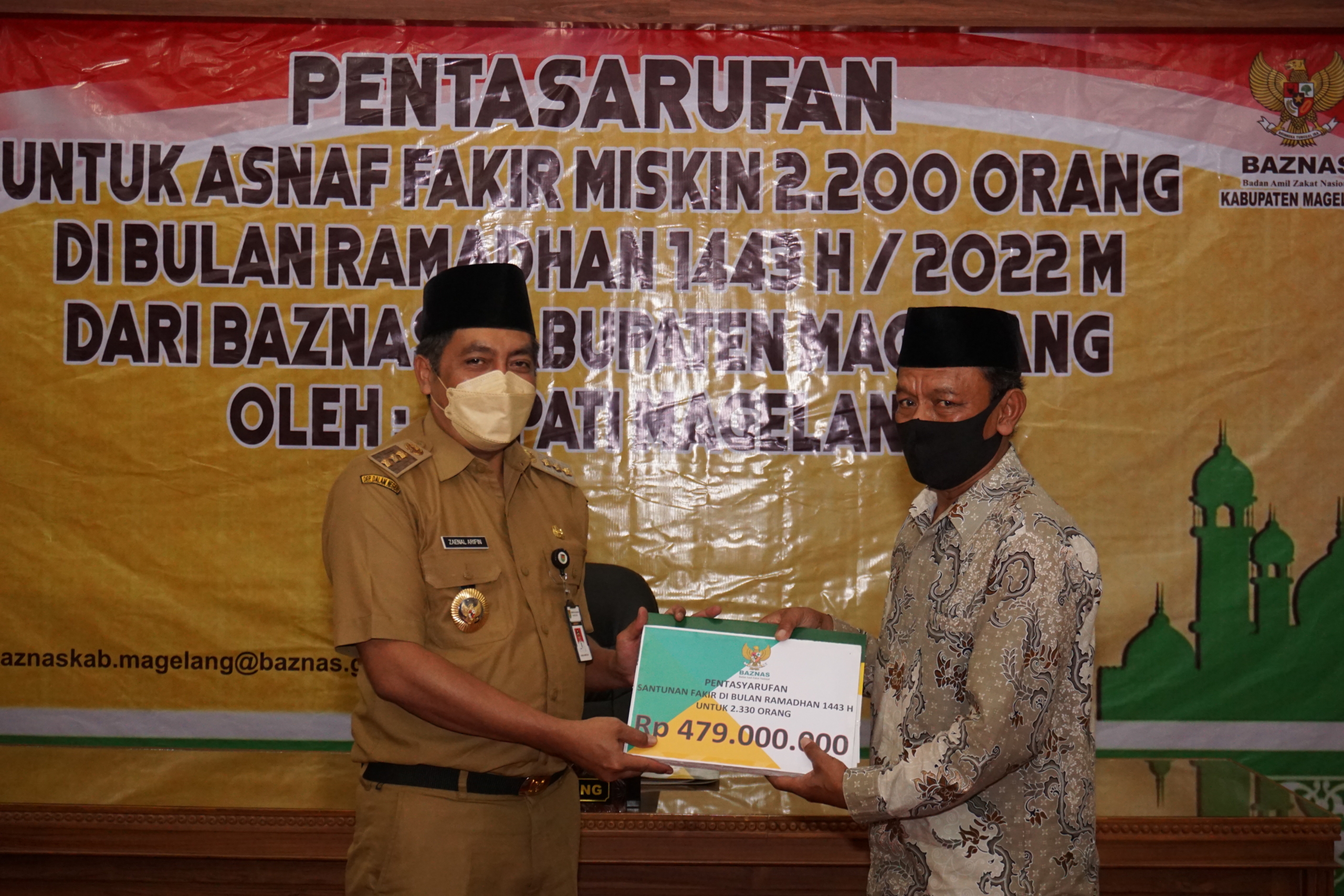 Bupati Magelang Zaenal Arifin saat menyerahkan bantuan Pentasarufan secara simbolis.