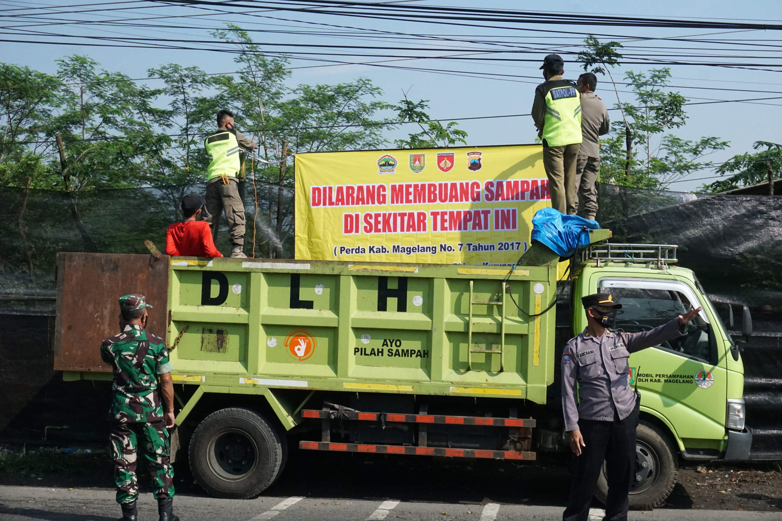 Petugas gabungan melakukan penutupan TPS Setro di Sidoagung Tempuran
