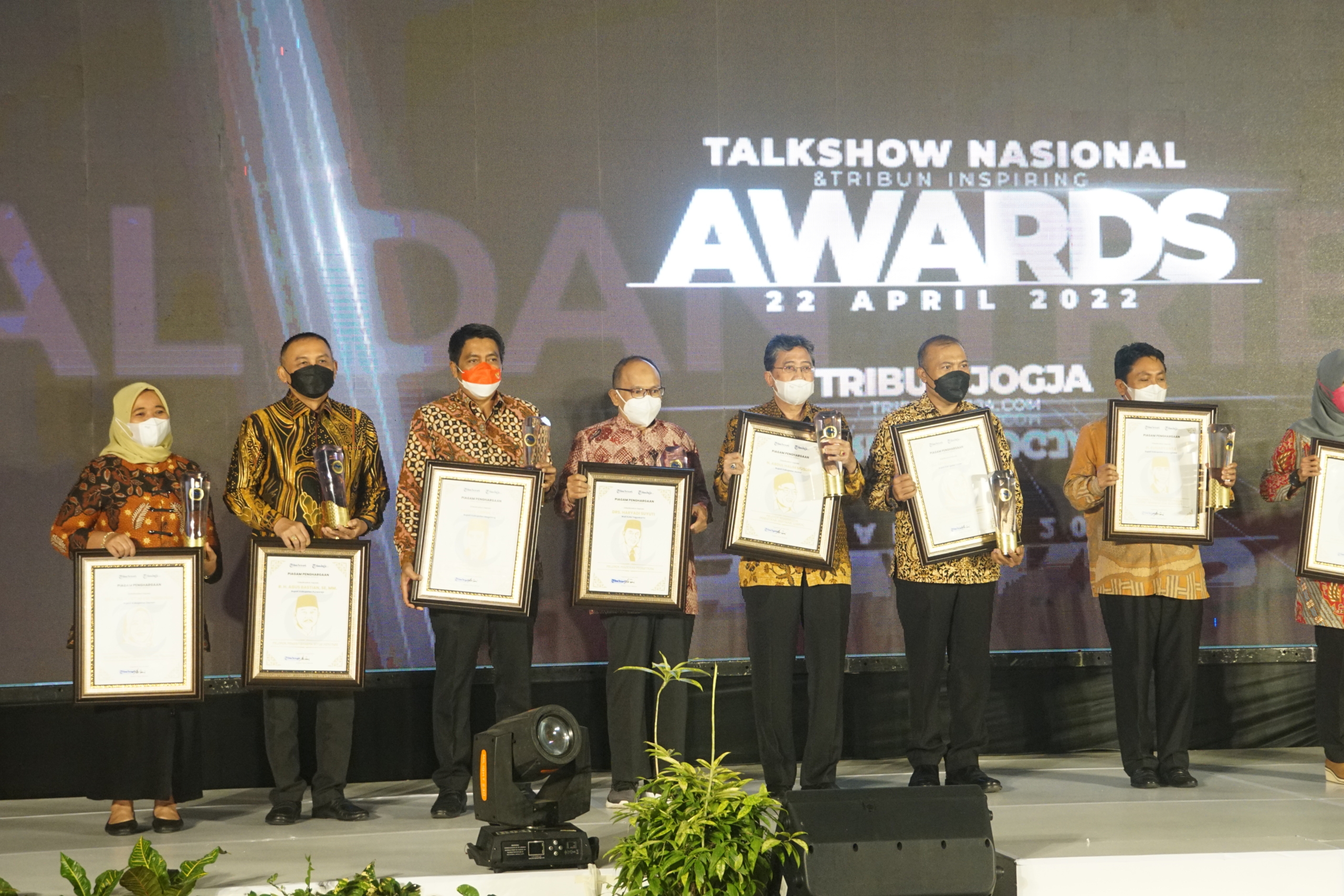 Bupati Magelang Zaenal Arifin saat menerima penghargaan sebagai pelopor program 'Jogo Tuk' saat acara malam apresiasi Tribun Inspiring Award