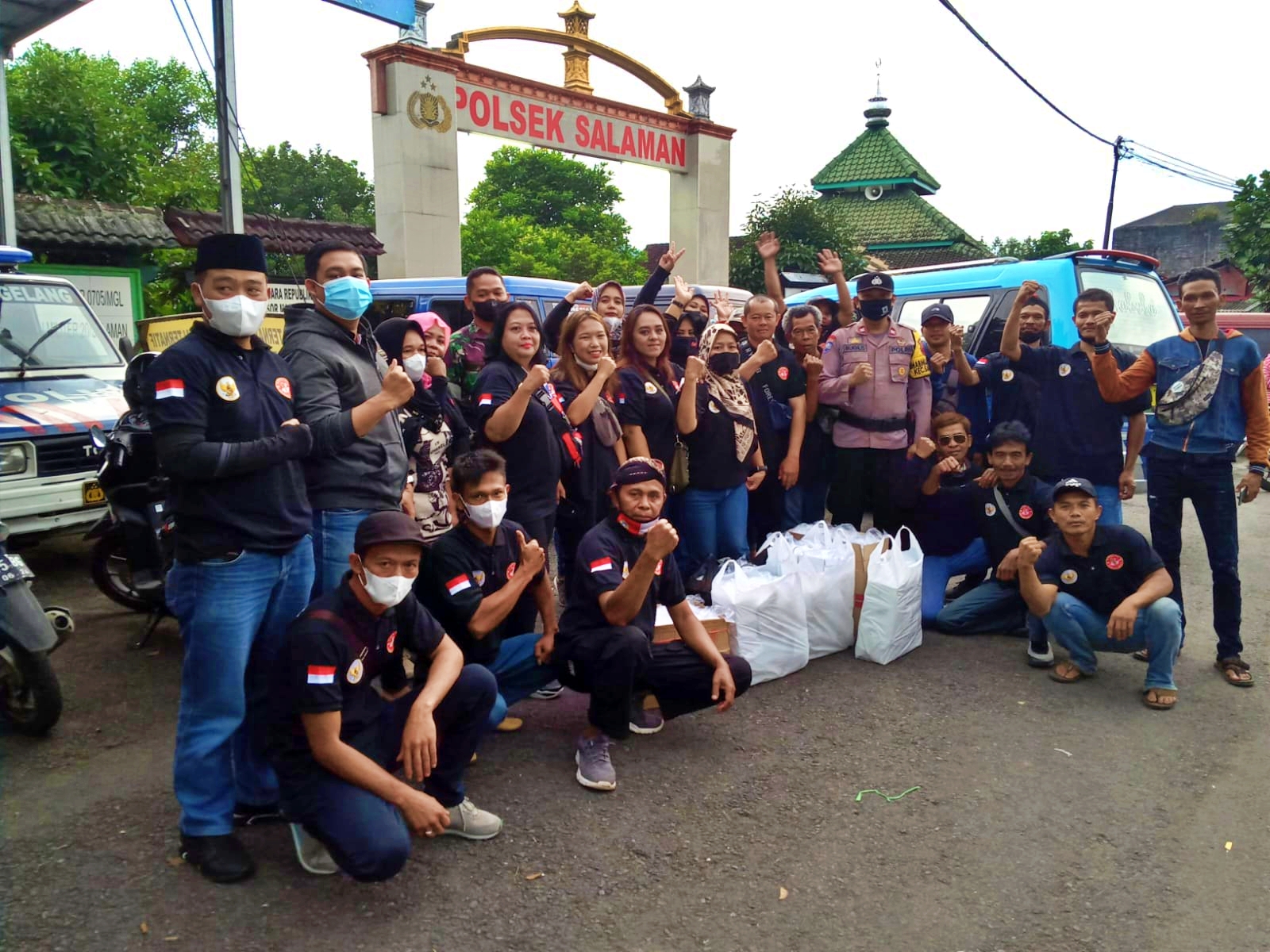 Forum 86,57 Magelang Bersatu bagi bagi Takjil di Salaman