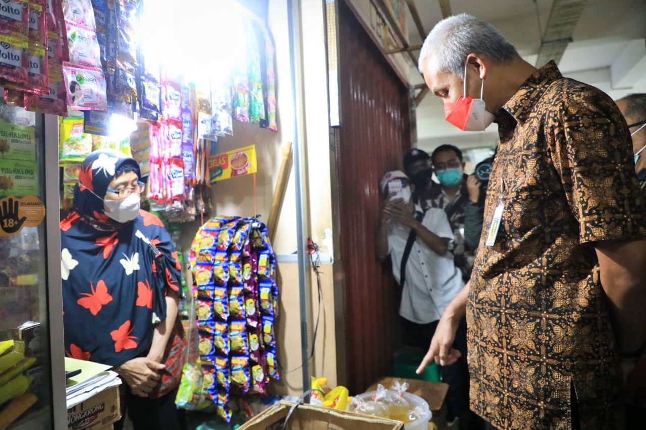 Ganjar Pranowo saat sidah minyak goreng di Pasar Muntilan