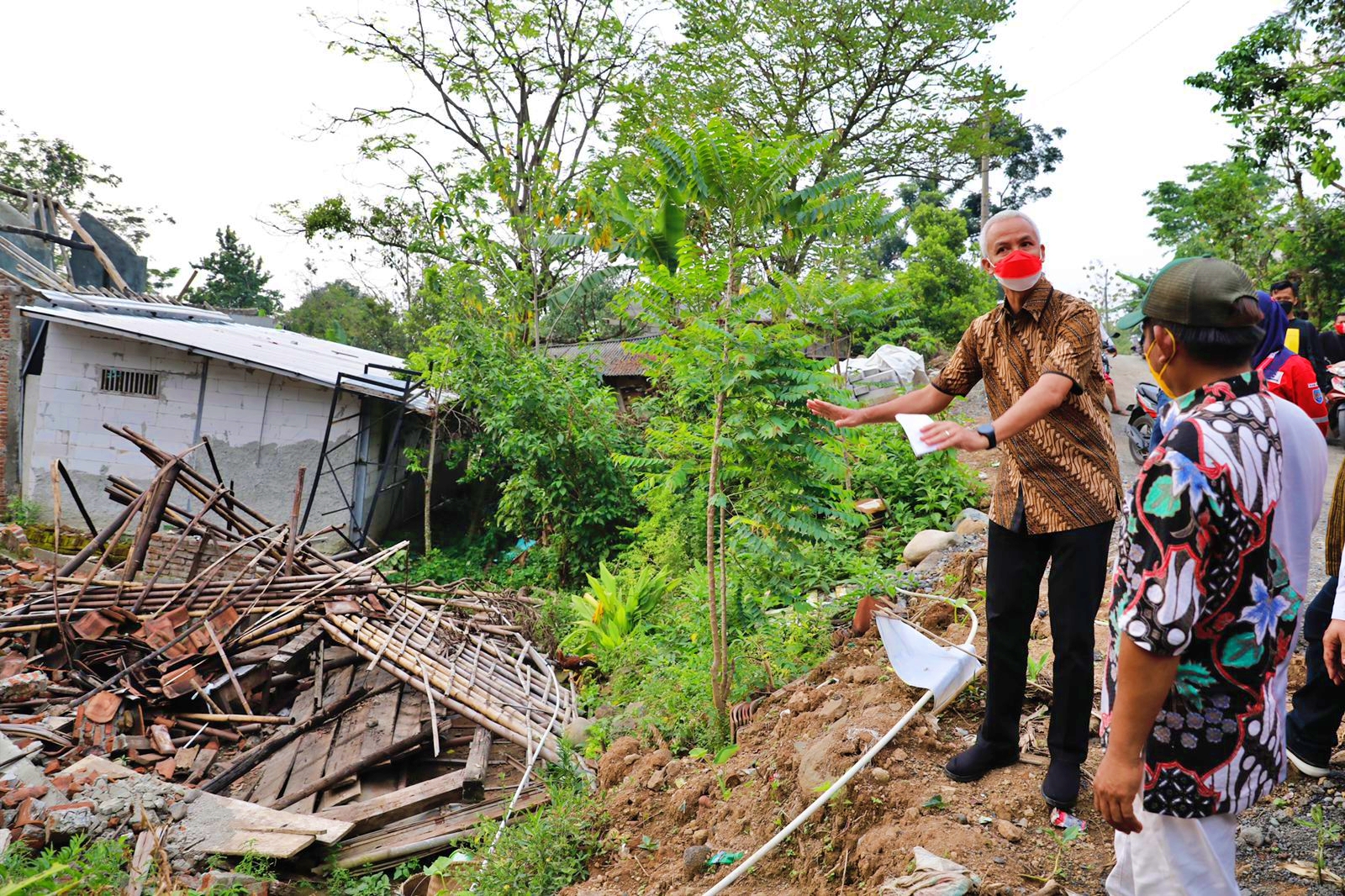 Ganjar saat datangi lokasi bencana tanah bergerak di Tegal