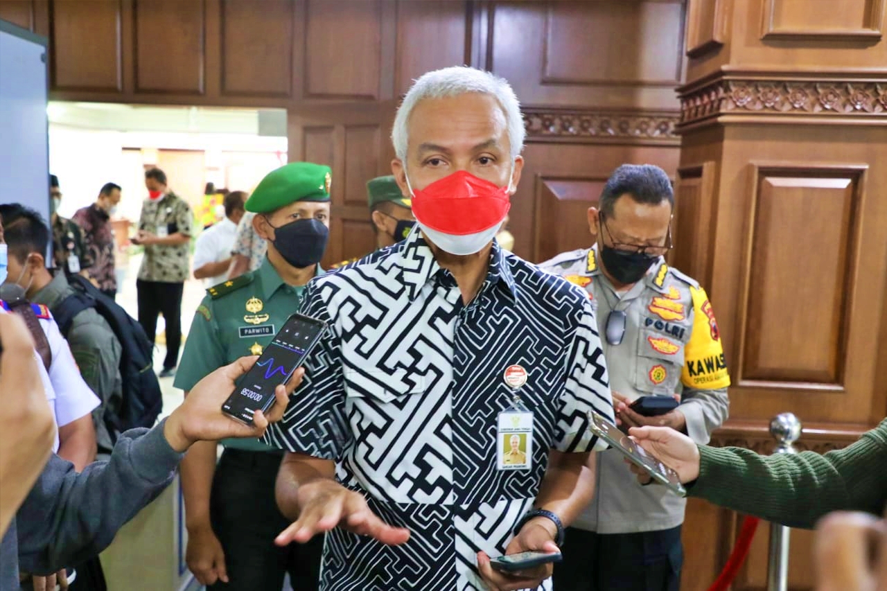 Ganjar saat diwawancarai awak media terkait tradisi syawalan dengan terbangkan balon udara