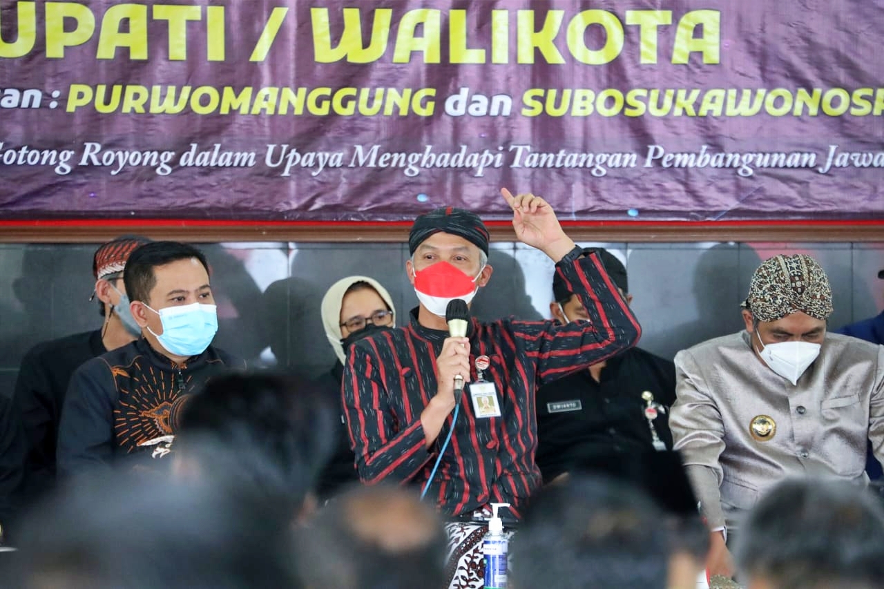 Ganjar saat menanggapi warga yang sambat