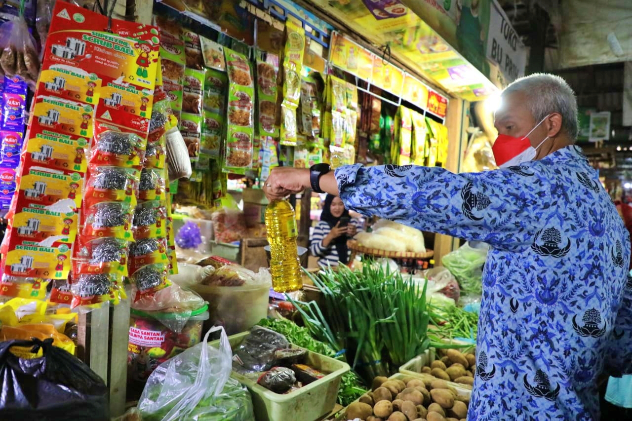 Ganjar saat mengecek harga minyak di Pasar Gubug Grobogan