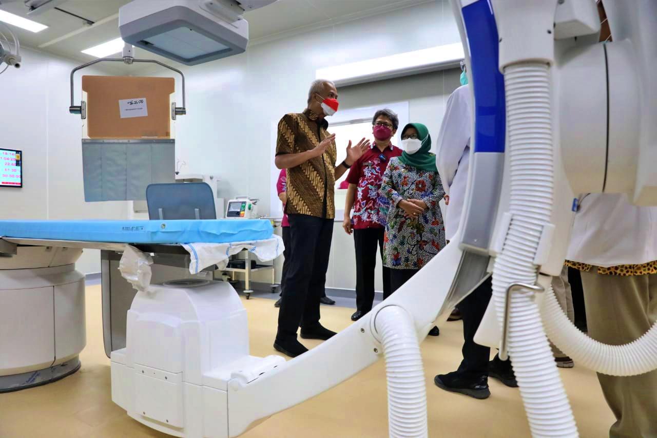 Ganjar saat meninjau Laboratorium Kateterisasi Jantung